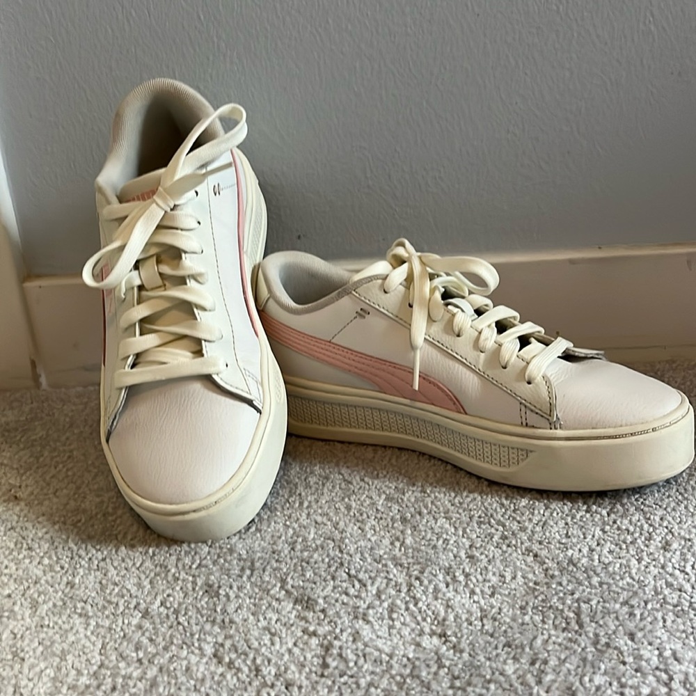Women’s size 7.5 Puma Smash V3 platform sneakers